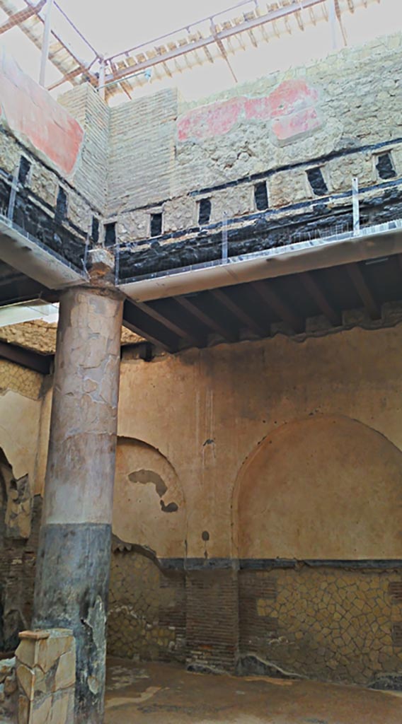 VI.21 Herculaneum, photo taken between October 2014 and November 2019.
Looking towards upper north-east corner and east wall. Photo courtesy of Giuseppe Ciaramella.